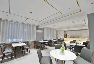Яньцзи: Holiday Inn Golden Hyatt (Yanji Yanbian University Department Store)
