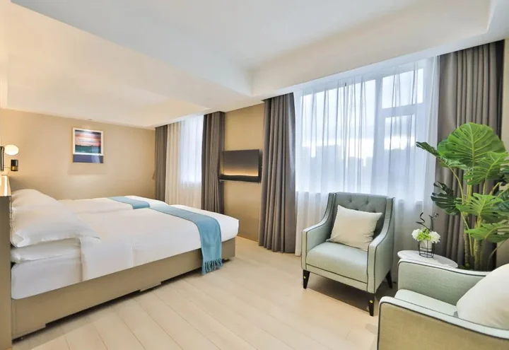 Яньцзи: Holiday Inn Golden Hyatt (Yanji Yanbian University Department Store)