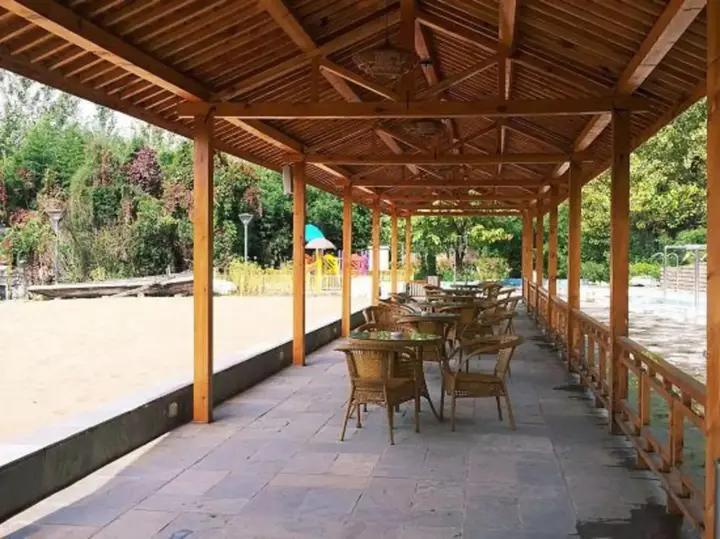 Лянфан: Bazhou Media Hot Spring Hotel