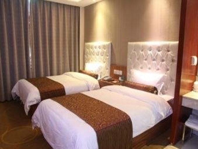 Чжэнчжоу: Super 8 by Wyndham Zhengzhou Railway Station Square