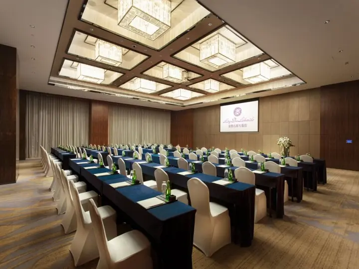 Наньнин: Ming Du Lakeside Hotel Nanning