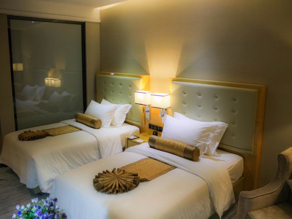 Чжаоцин: Golden Phoenix International Hotel