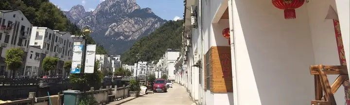 Хуаншань: Yellow Mountain Bridge Over River Inn