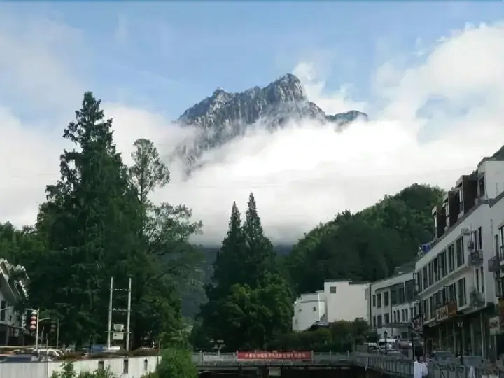 Хуаншань: Yellow Mountain Bridge Over River Inn