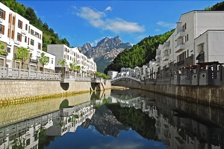 Хуаншань: Yellow Mountain Bridge Over River Inn