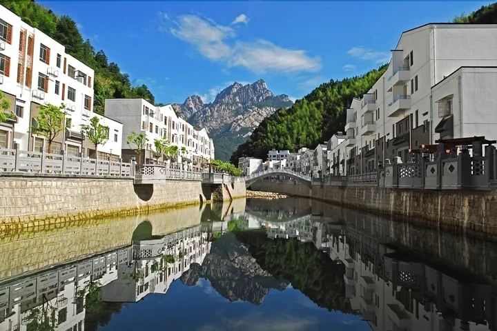 Хуаншань: Yellow Mountain Bridge Over River Inn