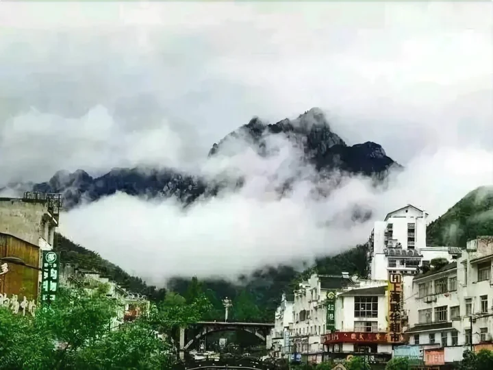 Хуаншань: Yellow Mountain Bridge Over River Inn