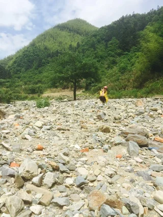 Хуаншань: Yellow Mountain Bridge Over River Inn