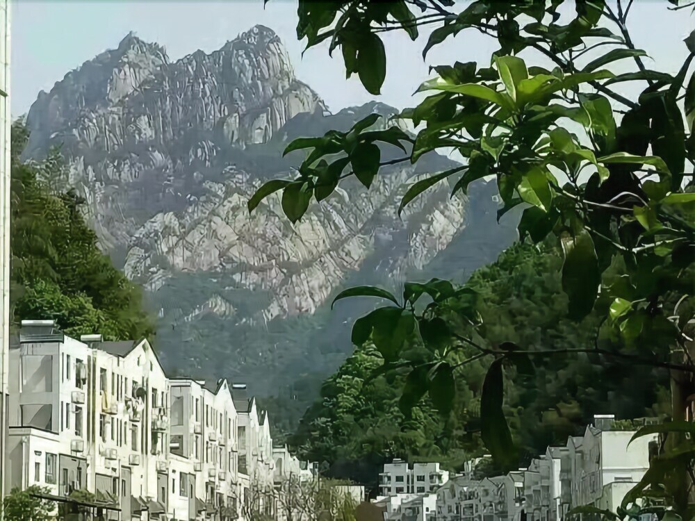 Хуаншань: Yellow Mountain Bridge Over River Inn