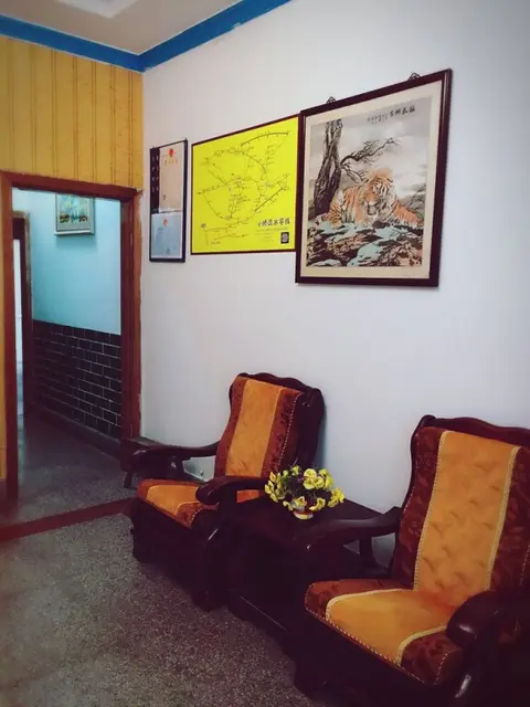 Хуаншань: Yellow Mountain Bridge Over River Inn