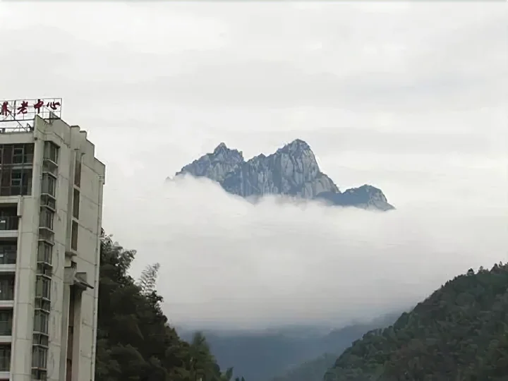 Хуаншань: Yellow Mountain Bridge Over River Inn