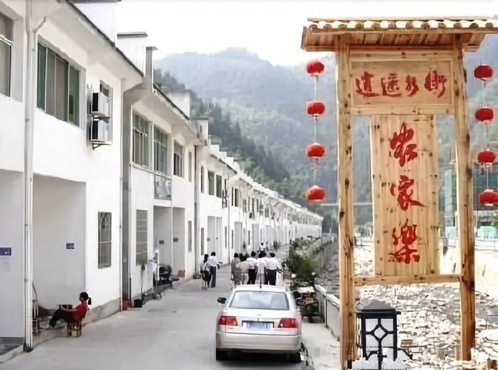 Хуаншань: Yellow Mountain Bridge Over River Inn