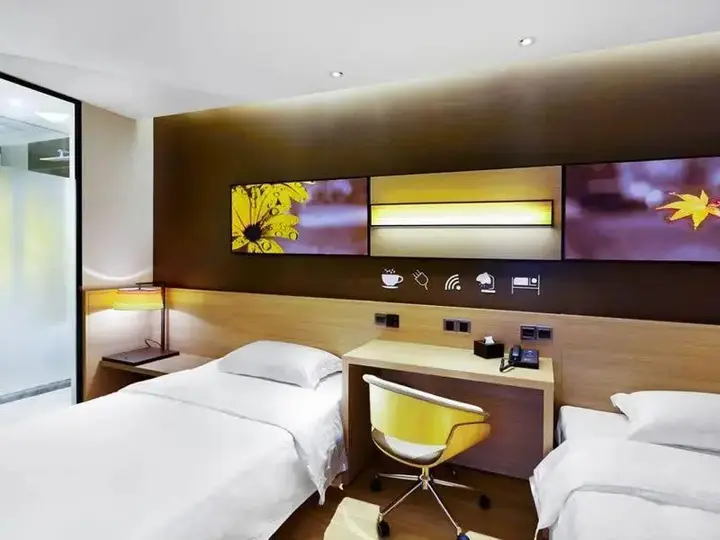 Хойчжоу: 7 Days Premium (Huizhou International Materials City)