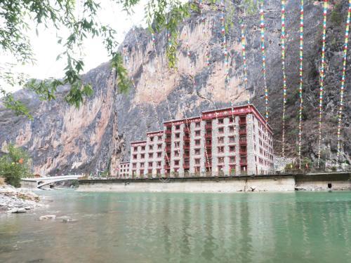 Шангри-Ла: Shangri-La Balagezong Tibetan Ecological Hotel