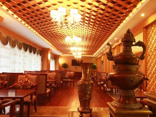 Шангри-Ла: Shangri-La Balagezong Tibetan Ecological Hotel
