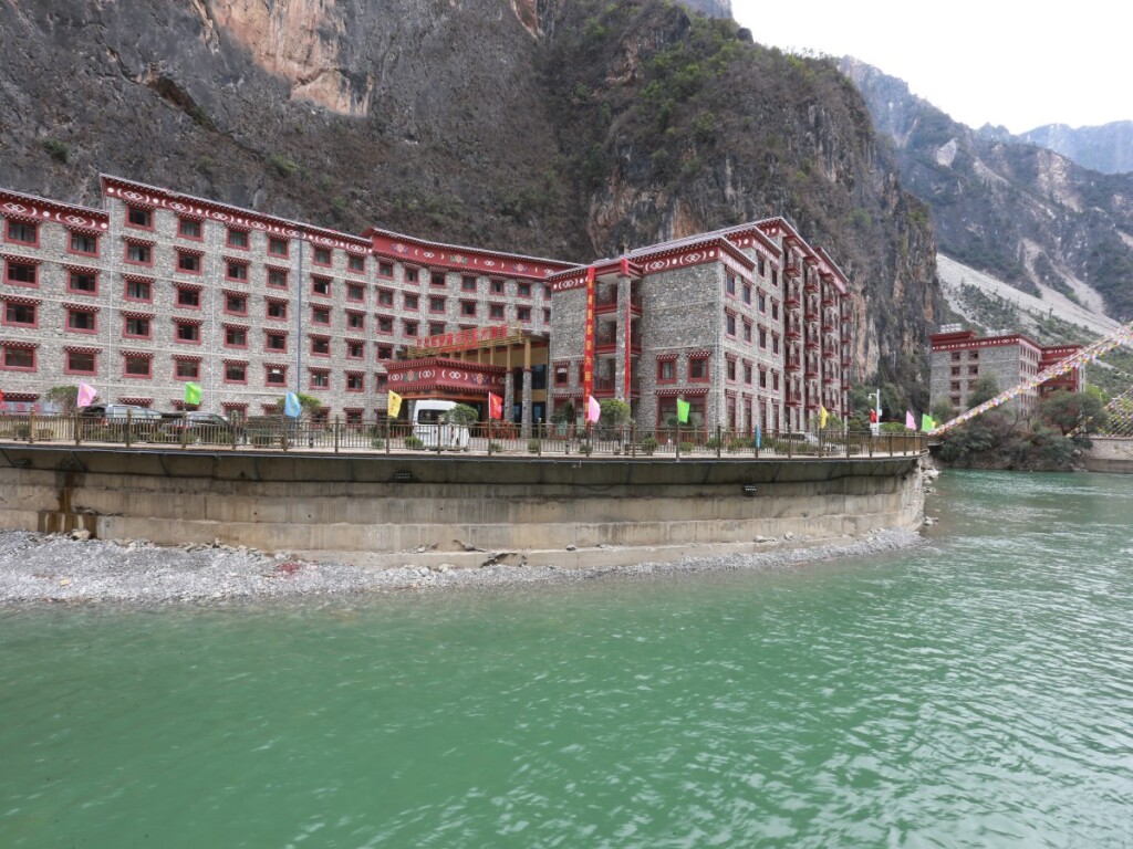 Шангри-Ла: Shangri-La Balagezong Tibetan Ecological Hotel
