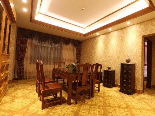 Шангри-Ла: Shangri-La Balagezong Tibetan Ecological Hotel