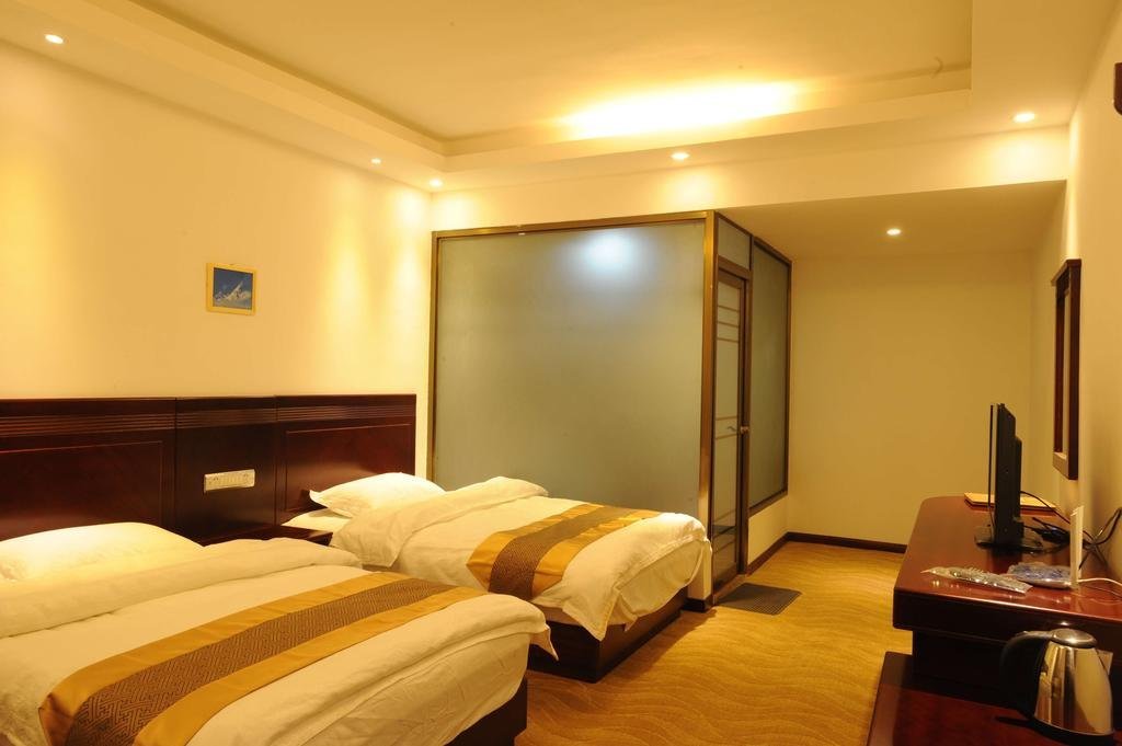 Шангри-Ла: Deqin Zangkangyuan Business Hotel