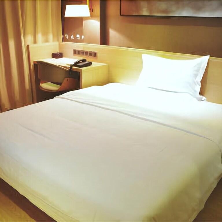 Ухань: IU Hotel Wuhan High-speed Rail Honggang City