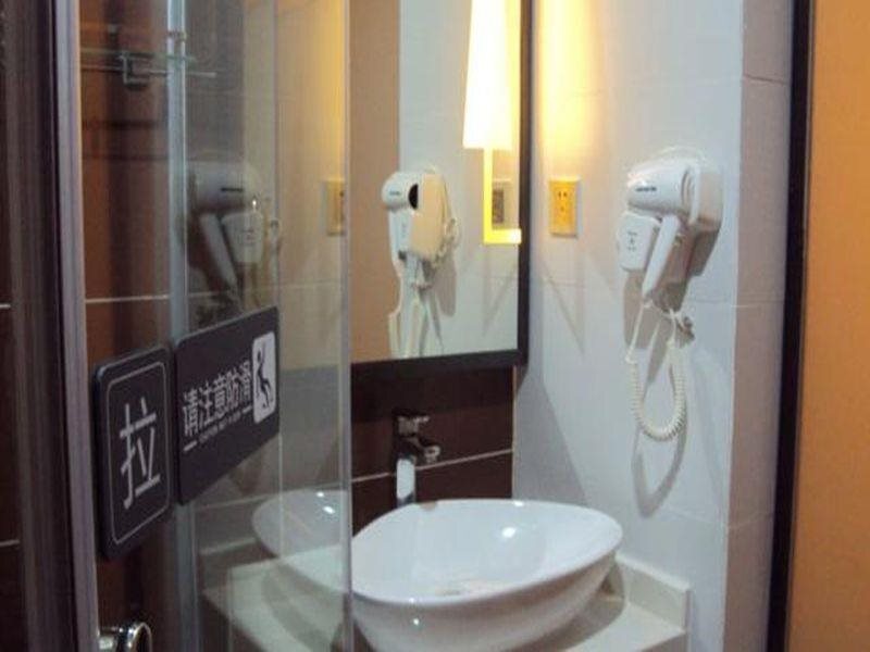 Цзуньи: 7 Days Inn Zunyi Daozhen Post Office Branch