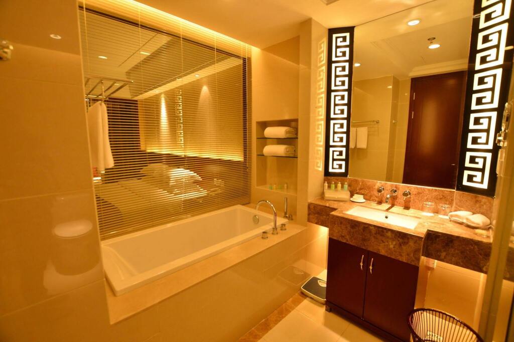 Аньцин: Huating Lake Shijiyuan Intl Hotel