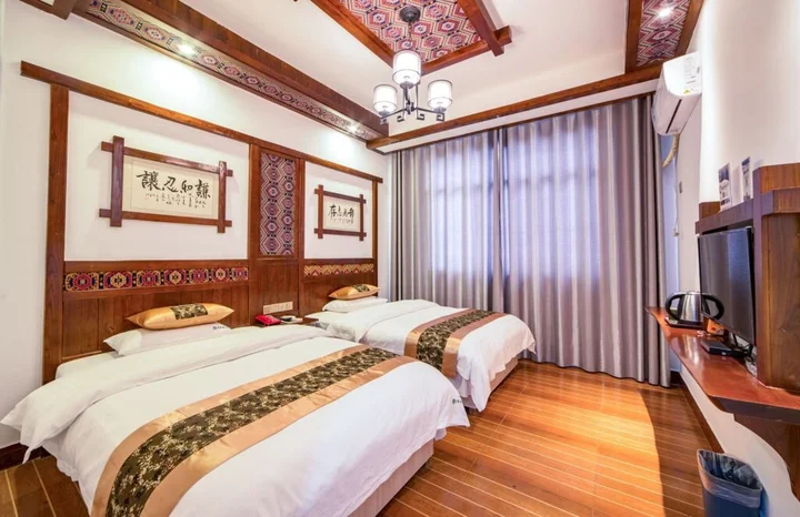 Чжанцзяцзе: Military Theme Inn