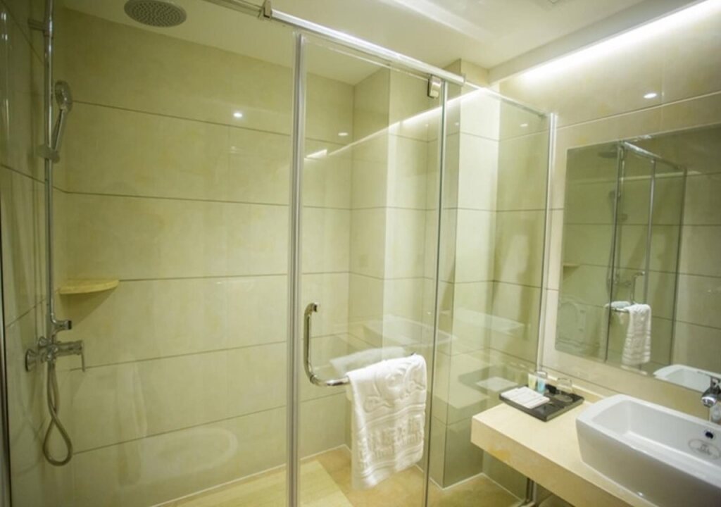 Интань: GreenTree Eastern YingTan Longhushan (N) Rd. Gym Hotel