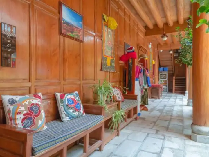 Шангри-Ла: Shangri la Le Fu Ge Dan Inn (dukezong ancient city store)