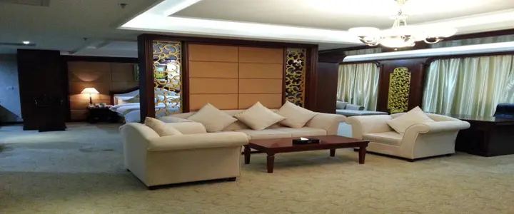 Наньтун: BaiYue International Hotel