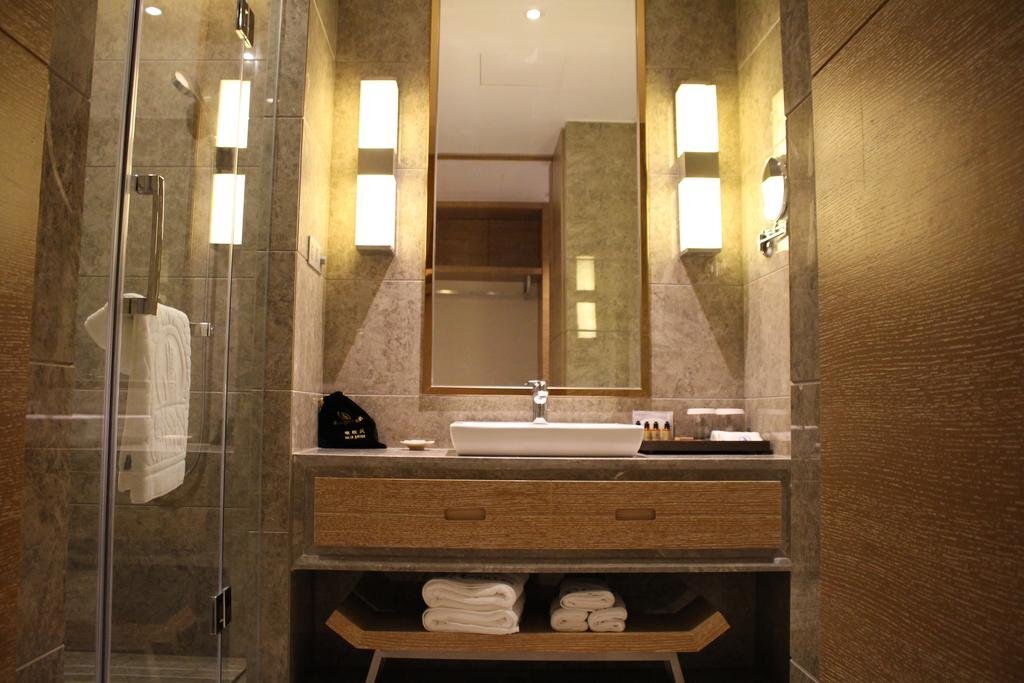 Вэйнань: Huashan International Hotel