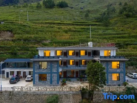 Шангри-Ла: Tinas Youth Hostel