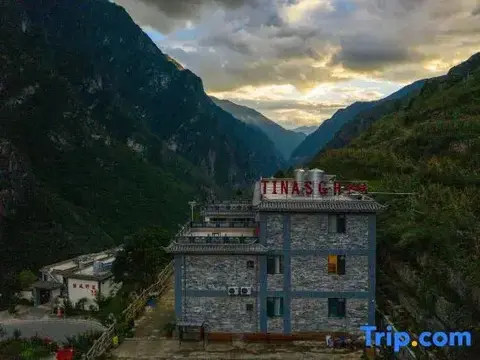 Шангри-Ла: Tinas Youth Hostel