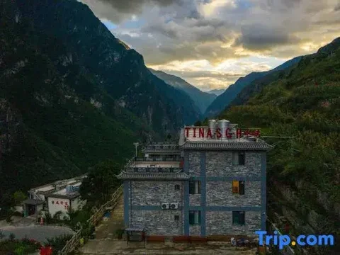 Шангри-Ла: Tinas Youth Hostel