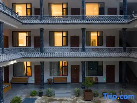 Шангри-Ла: Tinas Youth Hostel