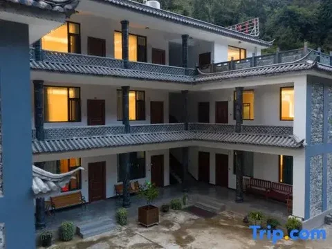 Шангри-Ла: Tinas Youth Hostel
