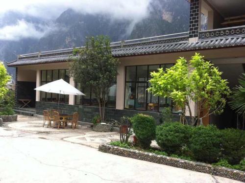 Шангри-Ла: Tinas Youth Hostel