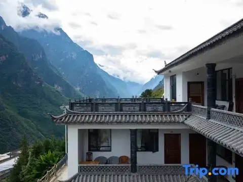Шангри-Ла: Tinas Youth Hostel