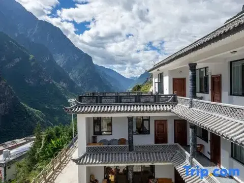 Шангри-Ла: Tinas Youth Hostel