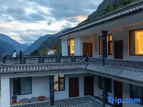 Шангри-Ла: Tinas Youth Hostel