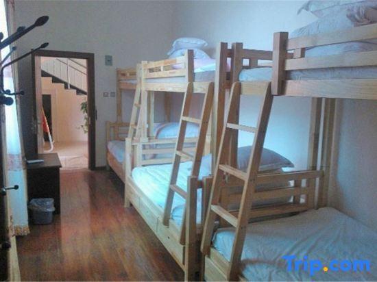 Шангри-Ла: Tinas Youth Hostel