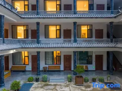 Шангри-Ла: Tinas Youth Hostel