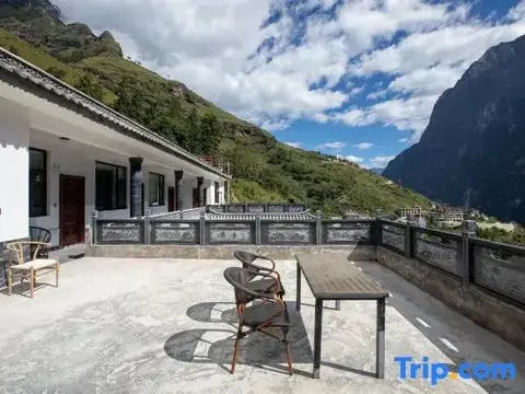 Шангри-Ла: Tinas Youth Hostel