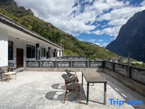 Шангри-Ла: Tinas Youth Hostel