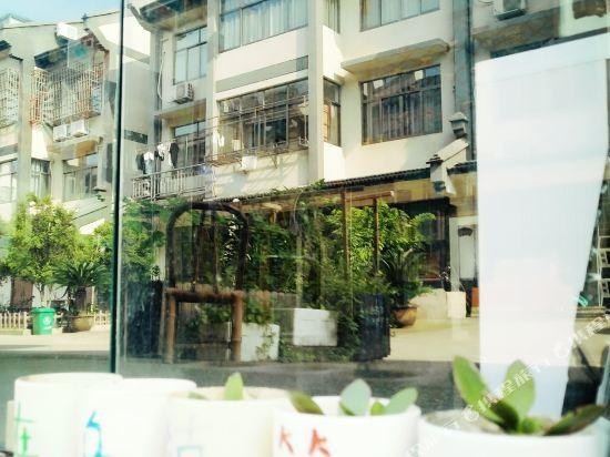 Цзясинь: The One Youth Hostel