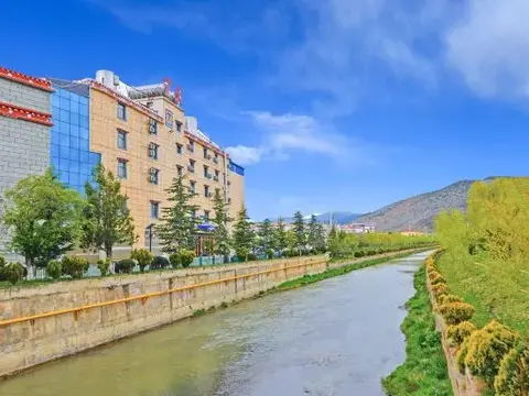 Шангри-Ла: 7 Days Inn Shangrila Bus Station Branch