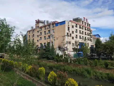 Шангри-Ла: 7 Days Inn Shangrila Bus Station Branch
