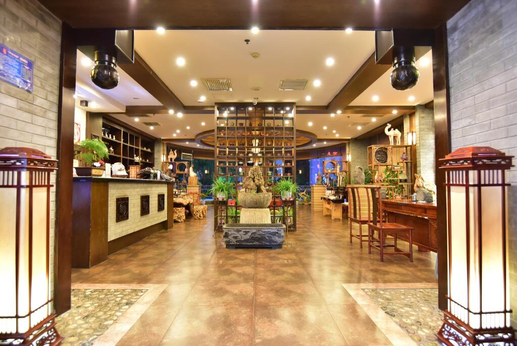 Вэйнань: Huashan Hotel(Hotel Theme of chivalrous culture)