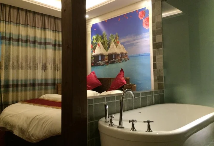 Лучжоу: Luzhou Ba Li Nuo Theme Hotel
