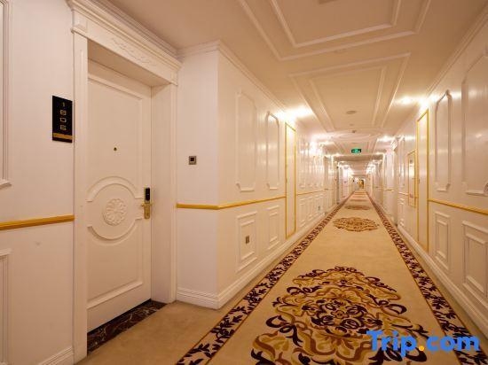 Люян: Royal Hotel