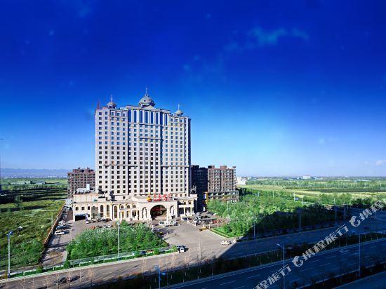 Люян: Royal Hotel